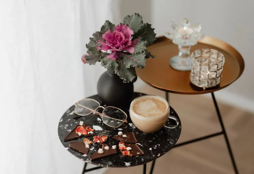 Czy ekskluzywne stoliki do salonu mogą łączyć elementy nowoczesne i tradycyjne?