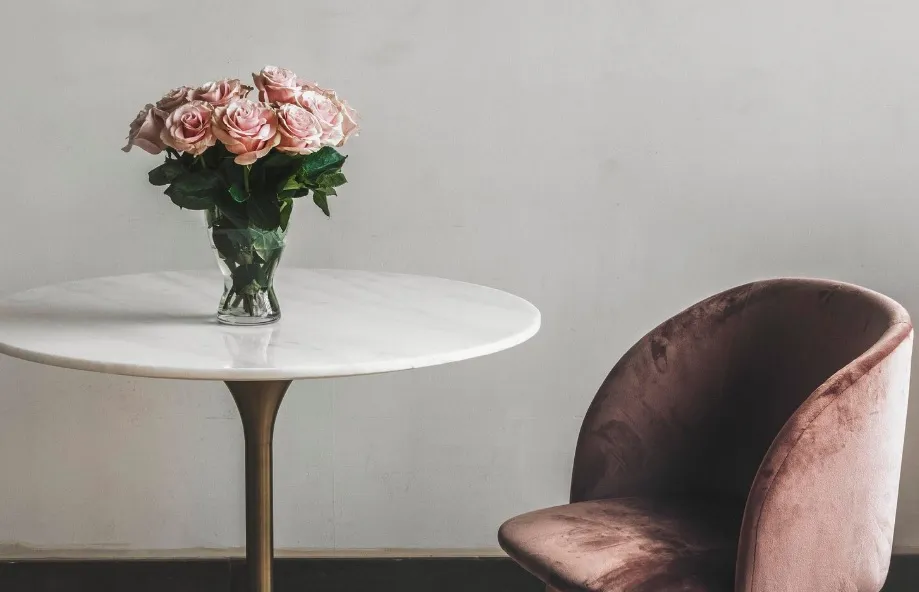 Jak dobrać wielkość ekskluzywnego stolika do salonu do charakteru aranżacji?